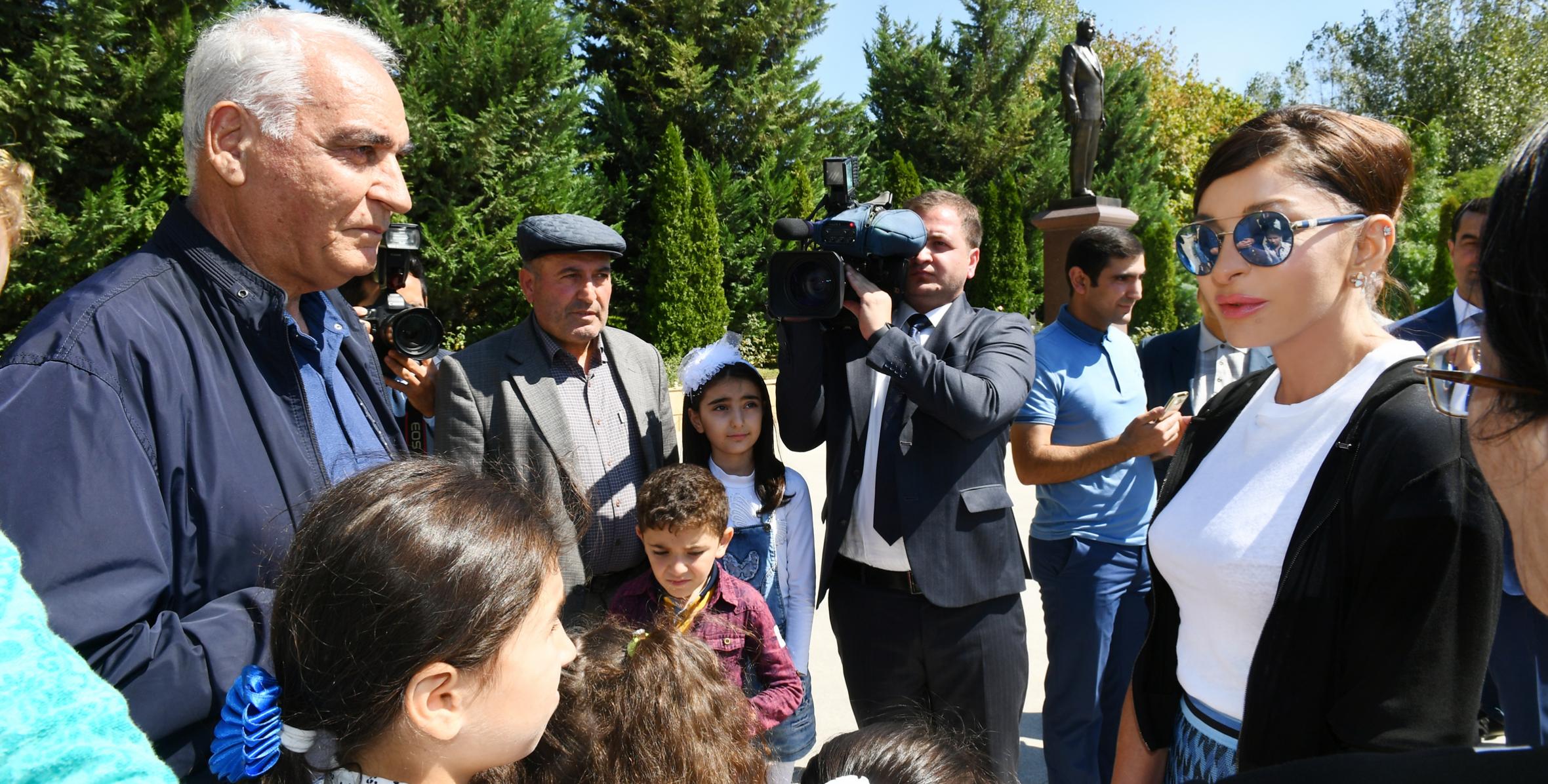 Первый вице-президент Мехрибан Алиева посетила памятник великому лидеру Гейдару Алиеву в Шамахе