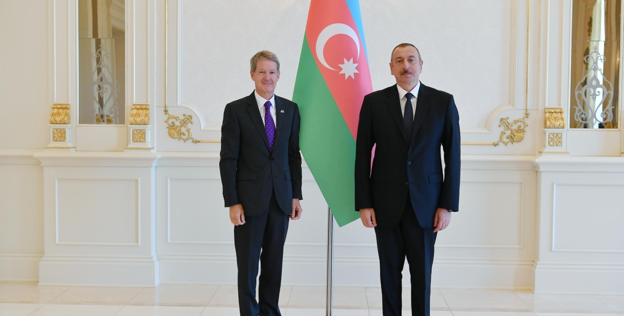 Ильхам Алиев принял верительные грамоты новоназначенного посла Великобритании в Азербайджане