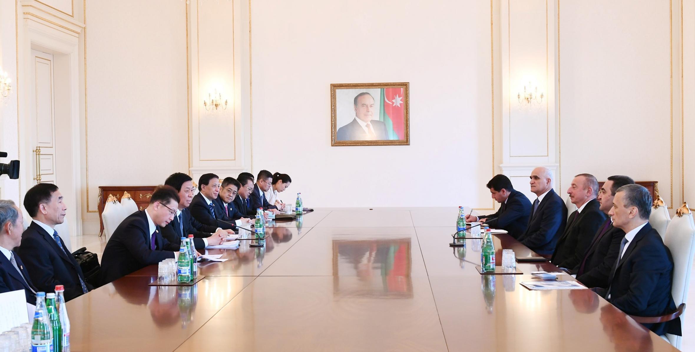 Ильхам Алиев принял делегацию во главе с председателем Постоянного комитета Всекитайского собрания народных представителей