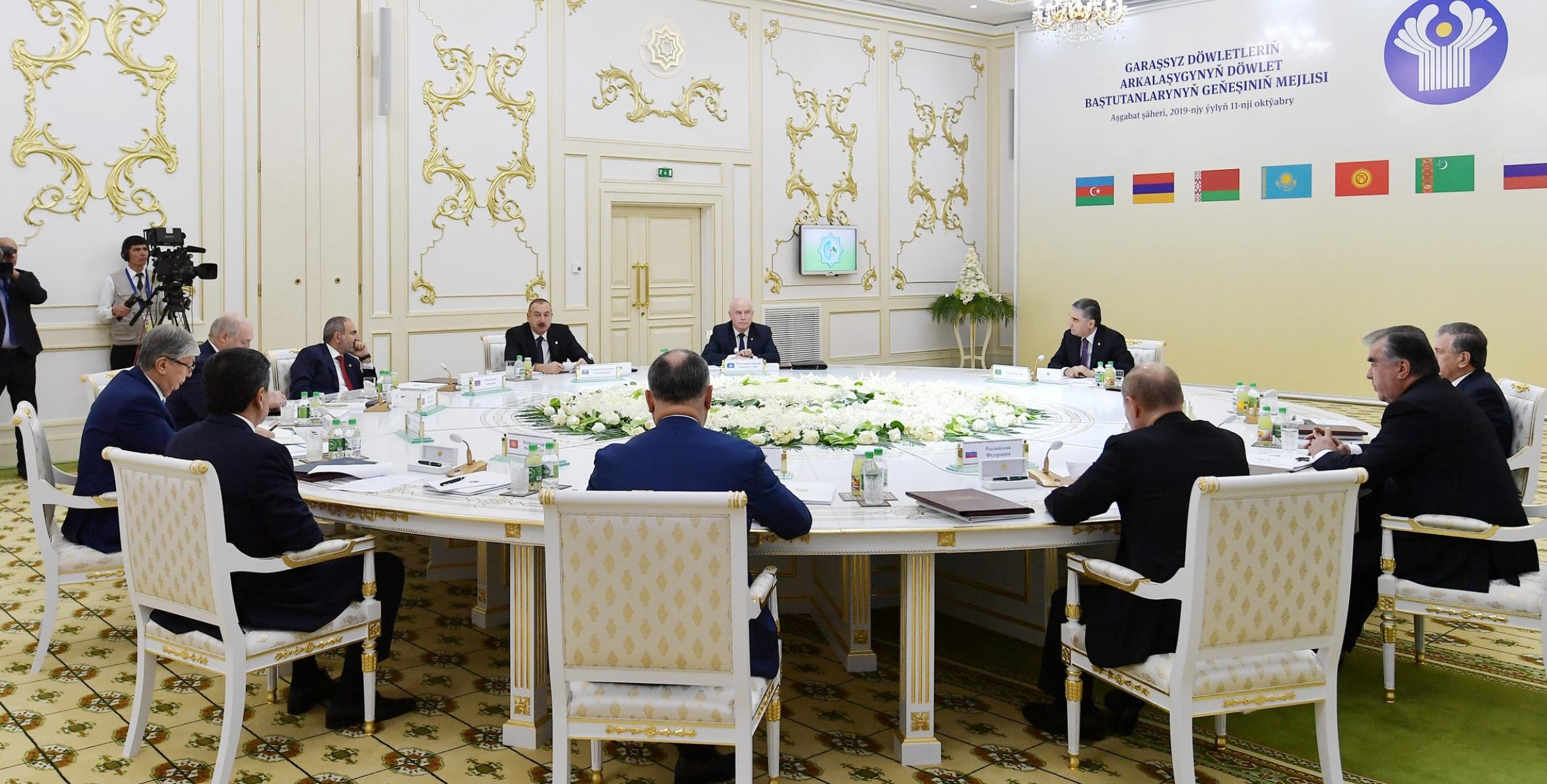 Ilham Aliyev attended CIS Heads of State Council's session in limited format in Ashgabat