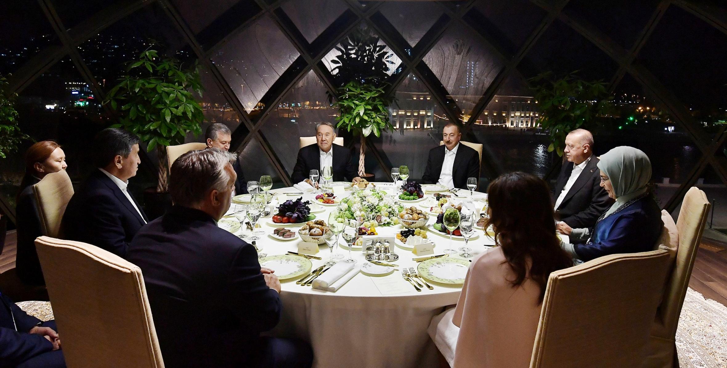 Состоялся совместный ужин Ильхама Алиева с главами государств и правительств, участвующими в VII Саммите Тюркского совета