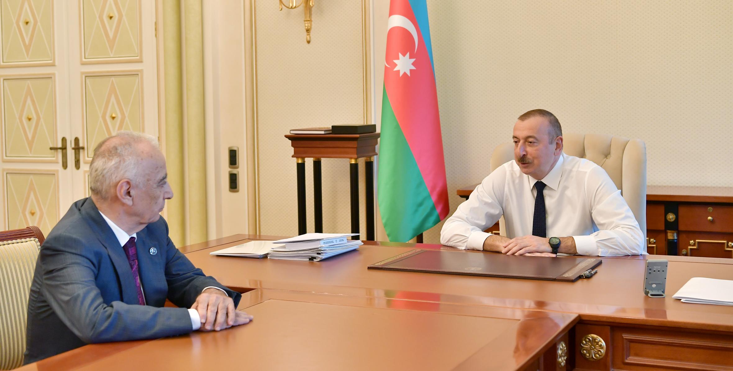 Ильхам Алиев принял заместителя премьер-министра Гаджибалу Абуталыбова в связи с поданным им заявлением об освобождении от должности