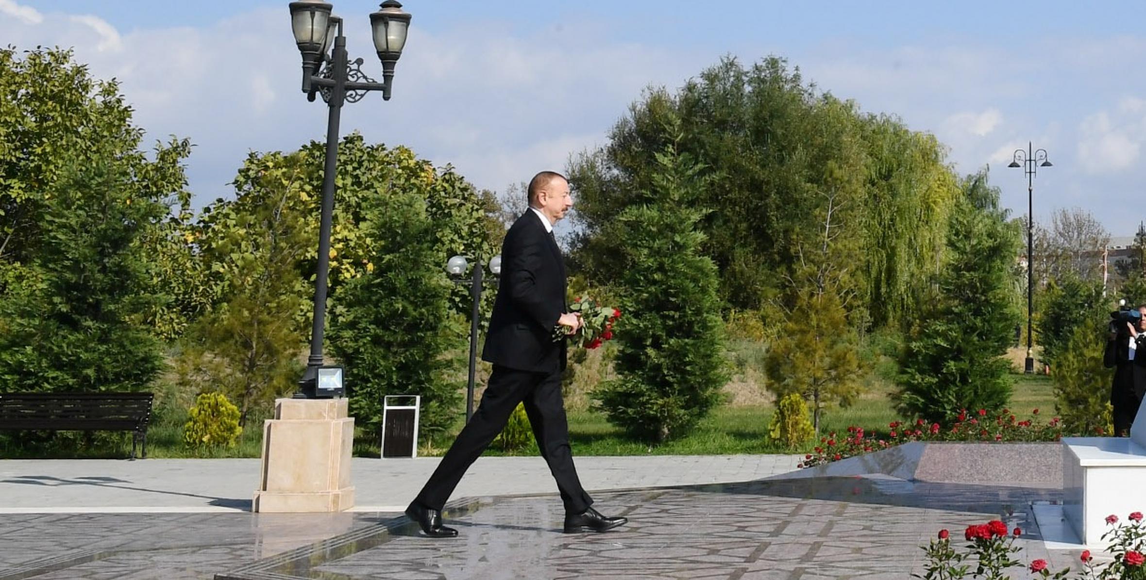 Ильхам Алиев посетил в Агдаше памятник общенациональному лидеру Гейдару Алиеву