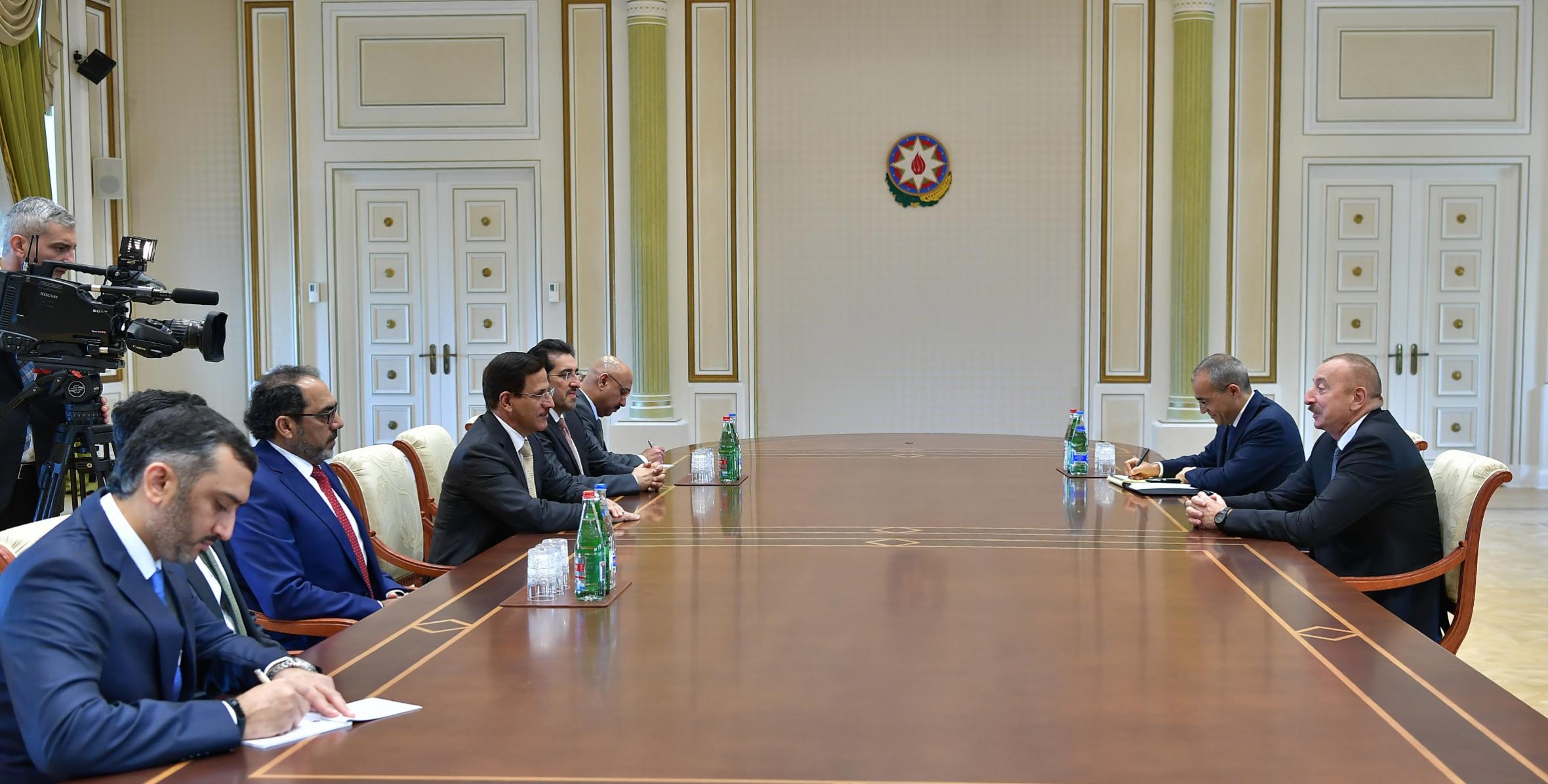 Ильхам Алиев принял делегацию во главе с министром экономики Объединенных Арабских Эмиратов