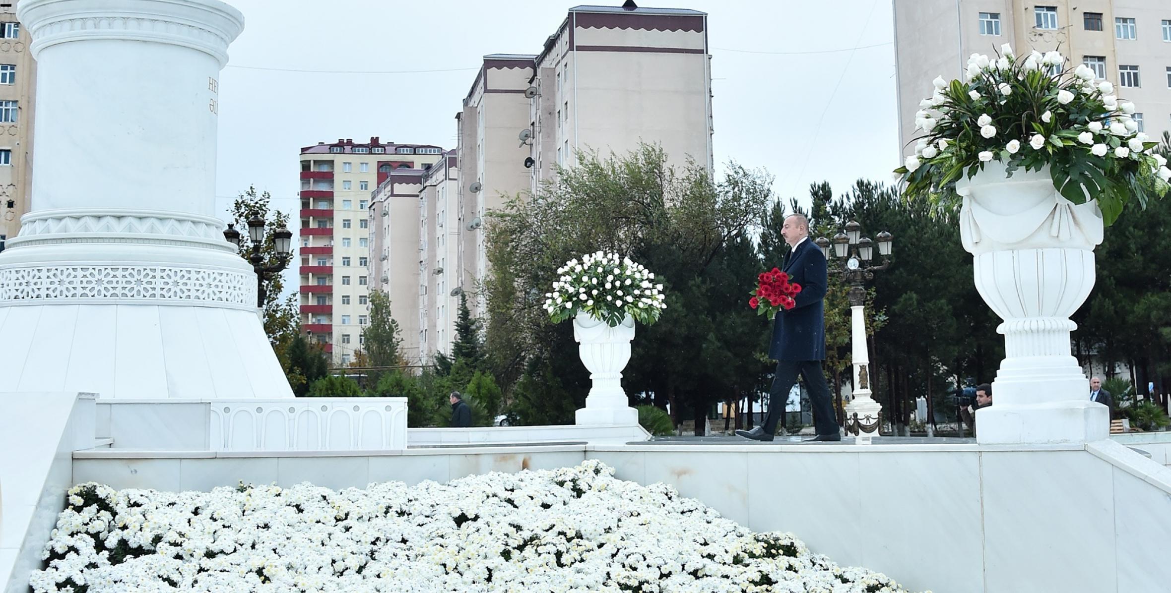 Ильхам Алиев посетил памятник великому лидеру в Сумгайыте