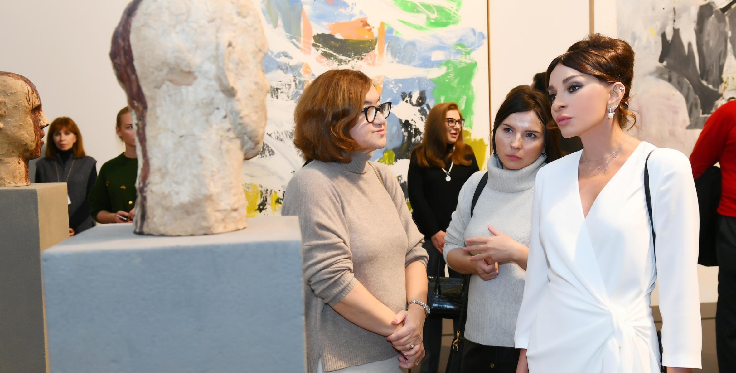 Первый вице-президент Мехрибан Алиева ознакомилась с 8-й Московской биеннале современного искусства