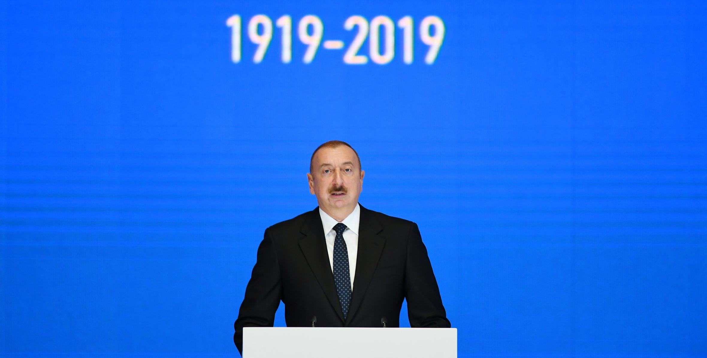 Ильхам Алиев принял участие в церемонии, проходившей по случаю 100-летнего юбилея Бакинского государственного университета