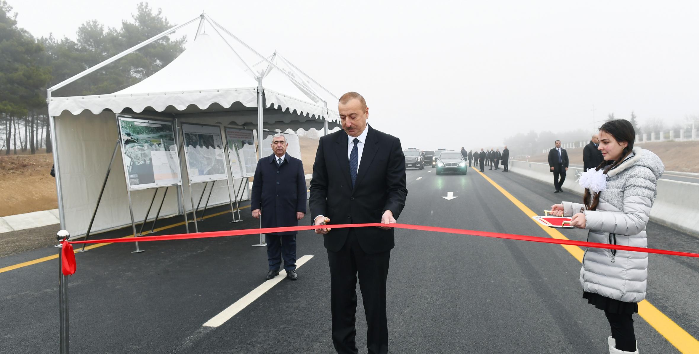 İlham Əliyev Bakı-Şamaxı-Yevlax avtomobil yolunun 101-117-ci kilometrlik hissəsinin açılışında iştirak edib