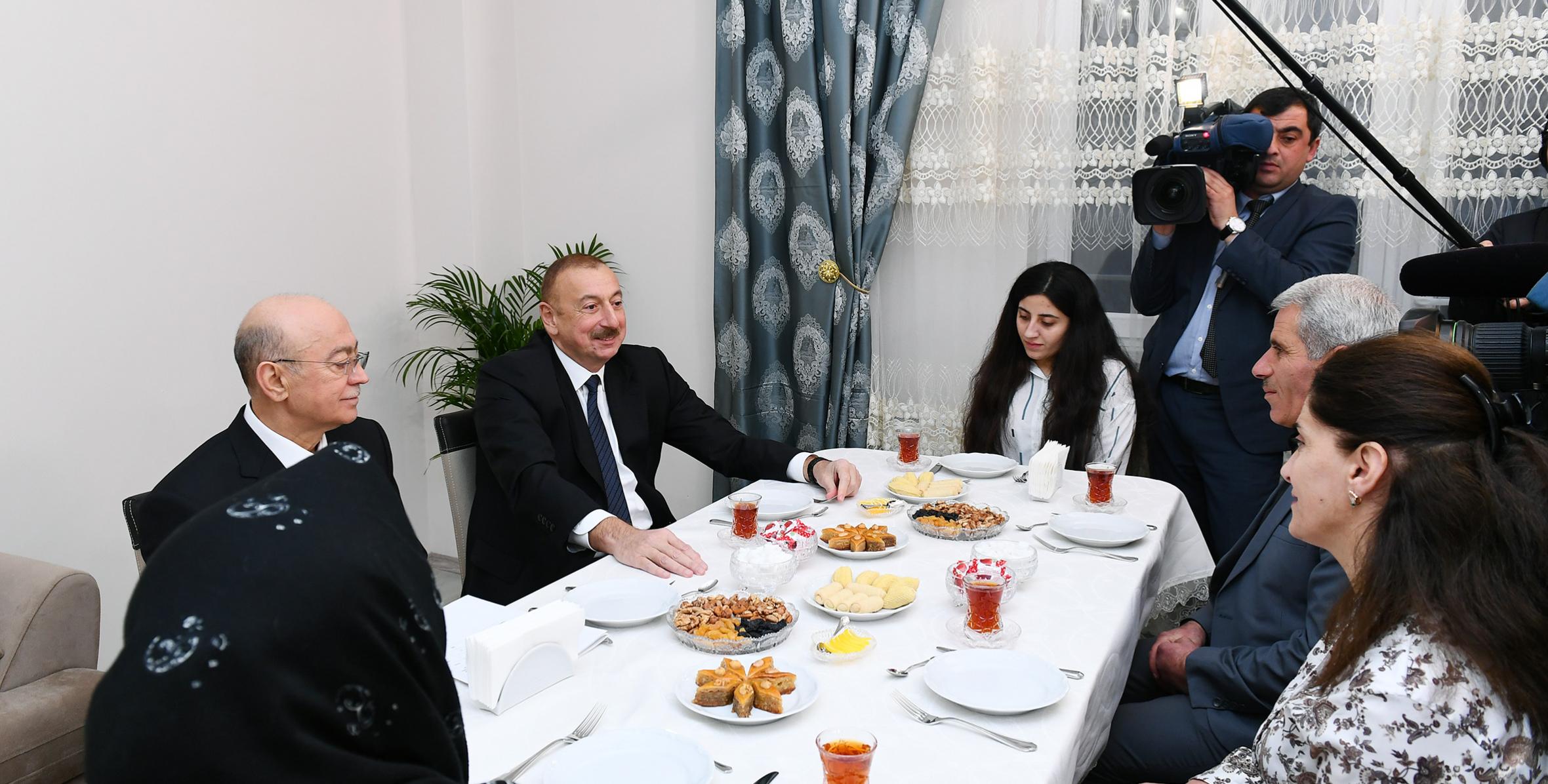 Ильхам Алиев ознакомился с условиями, созданными в новом здании, построенном для семей, пострадавших в результате землетрясения в Шамахе