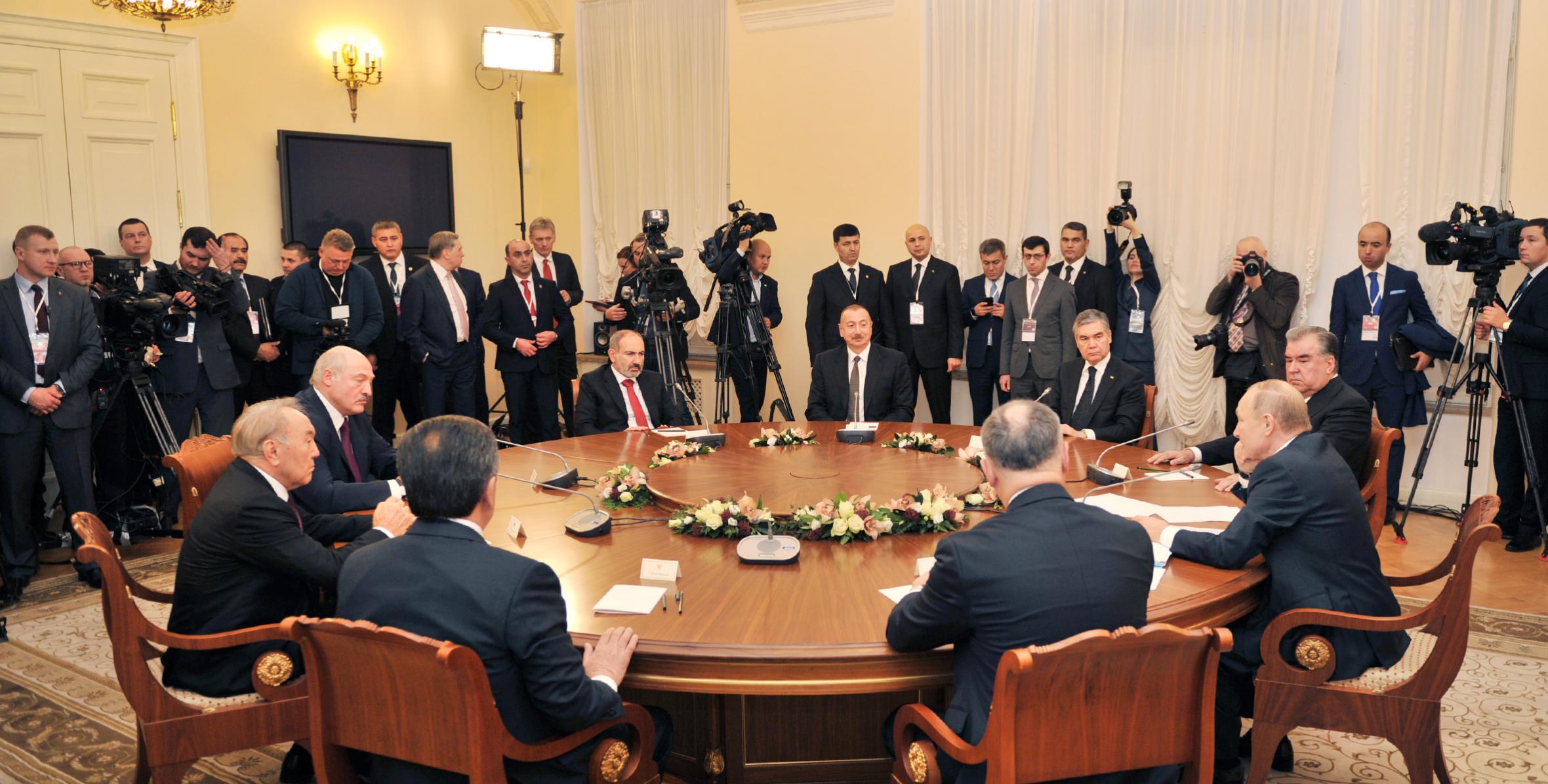 Ильхам Алиев принял участие в неформальной встрече глав государств СНГ в Санкт-Петербурге