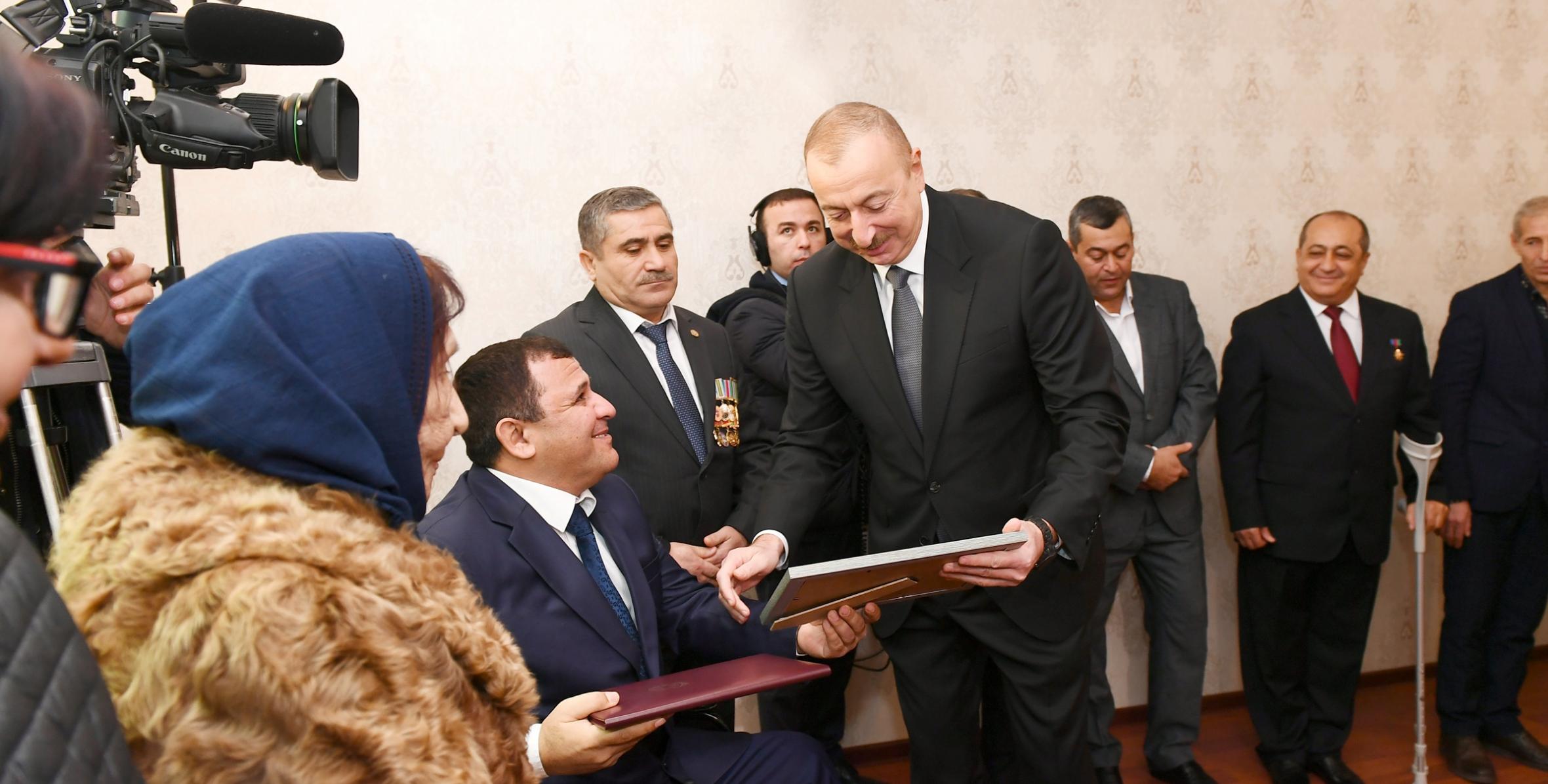 Ильхам Алиев принял участие в церемонии предоставления квартир и автомобилей инвалидам Карабахской войны и приравненным к ним лицам