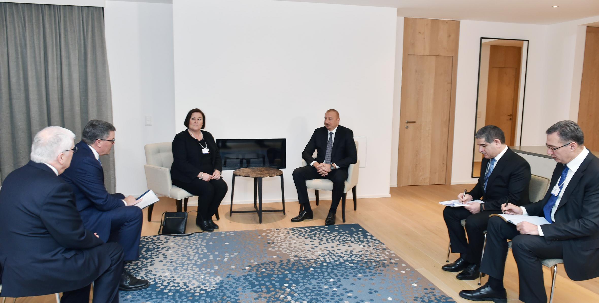 İlham Əliyev Davosda “CISCO” şirkətinin icraçı vitse-prezidenti və baş maliyyə direktoru ilə görüşüb