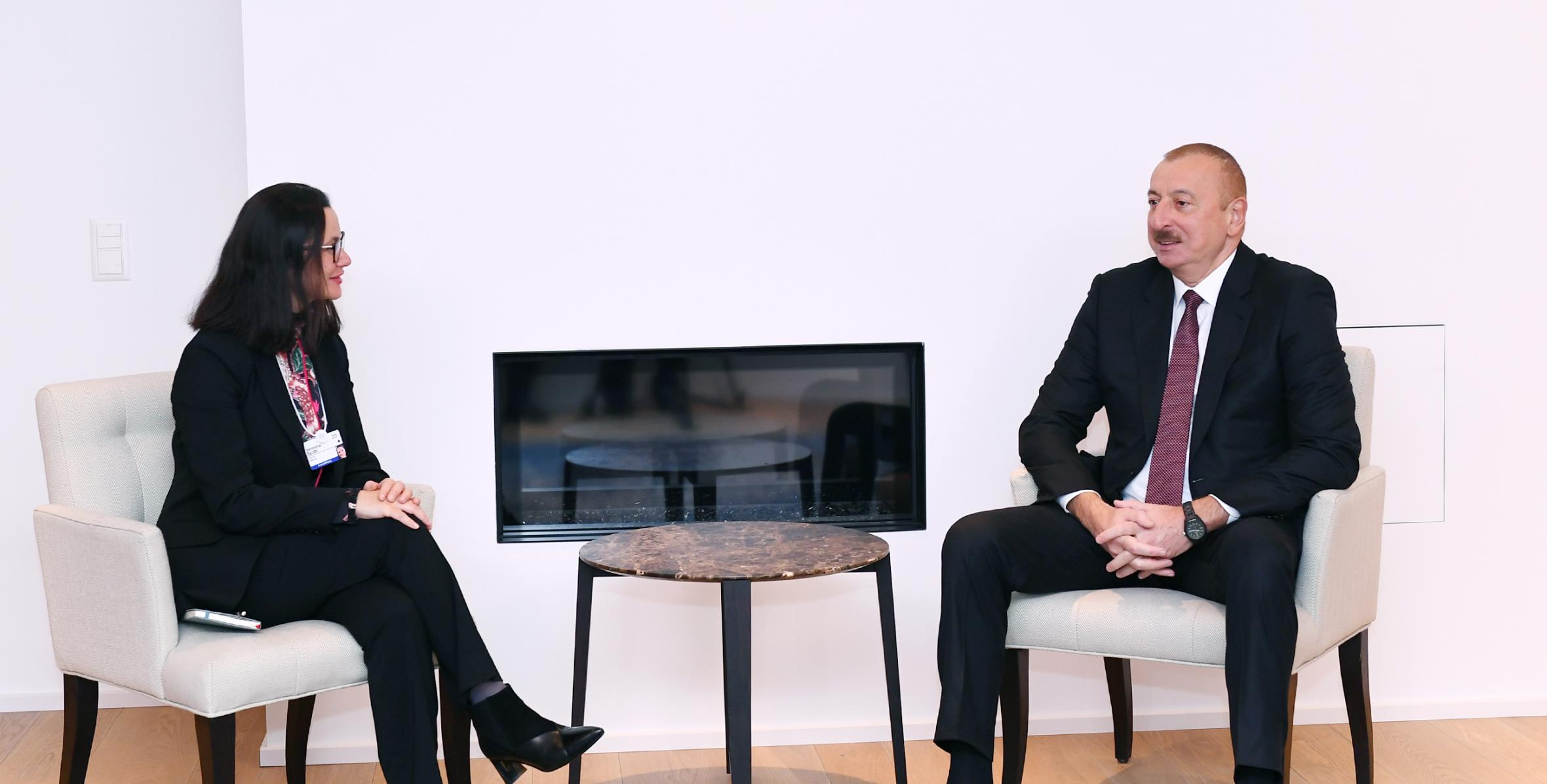 İlham Əliyev Davosda “Swiss Re” şirkətinin ictimaiyyətlə əlaqələr üzrə sədri Veronika Skotti ilə görüşüb