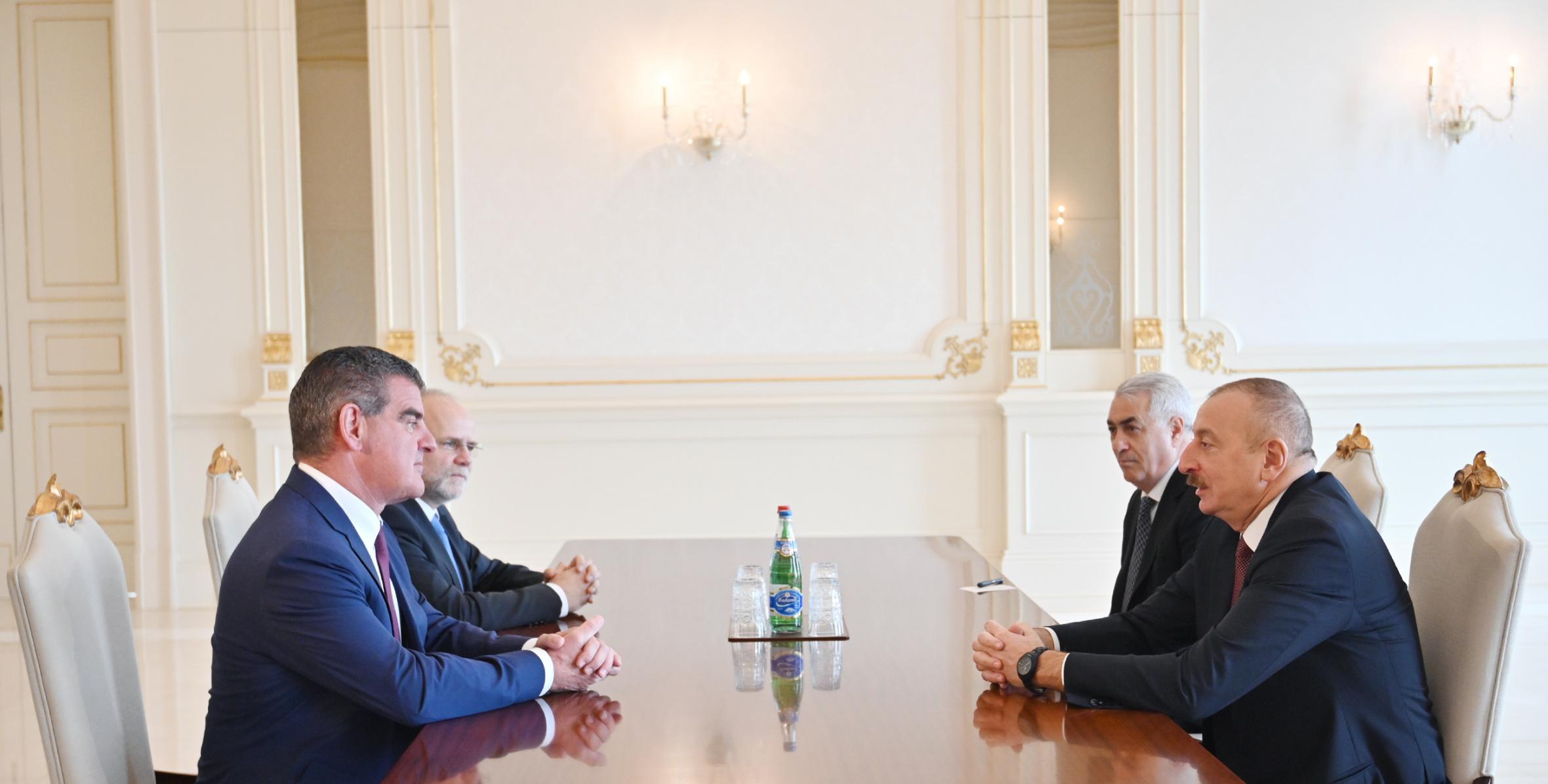Ильхам Алиев принял председателя Совета директоров компании Stadler Rail AG