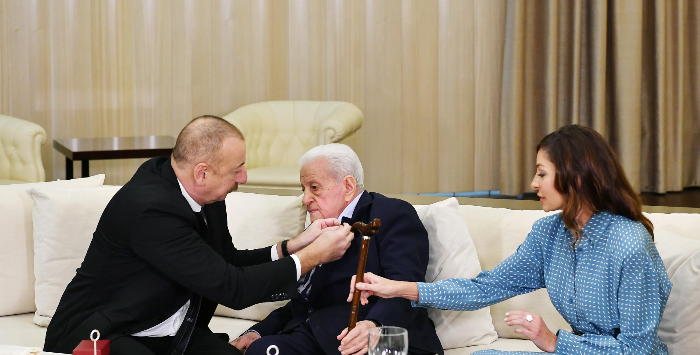 Ильхам Алиев вручил народному артисту Алибабе Мамедову орден «Шараф»