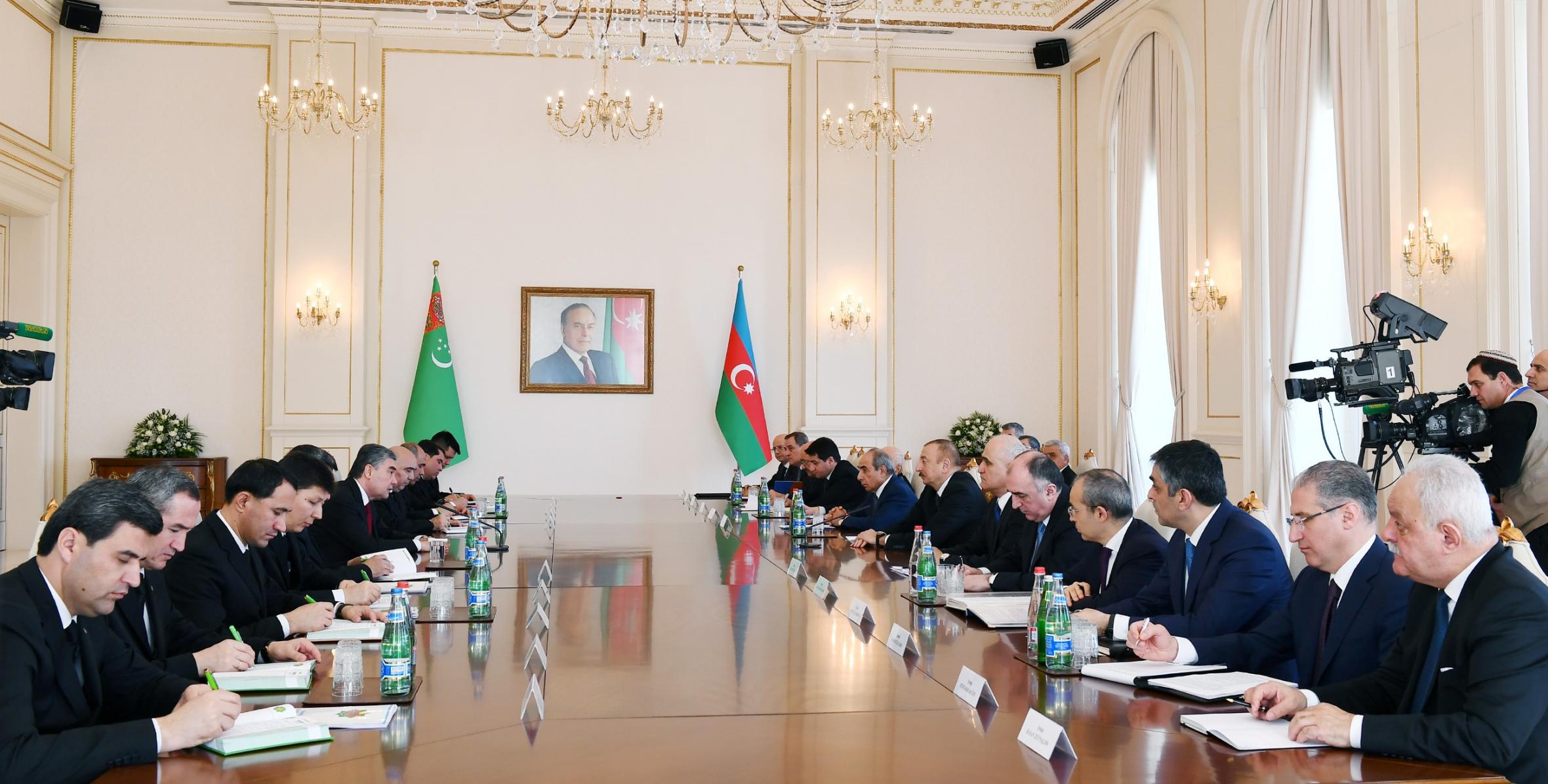 Состоялась встреча президентов Азербайджана и Туркменистана в расширенном составе