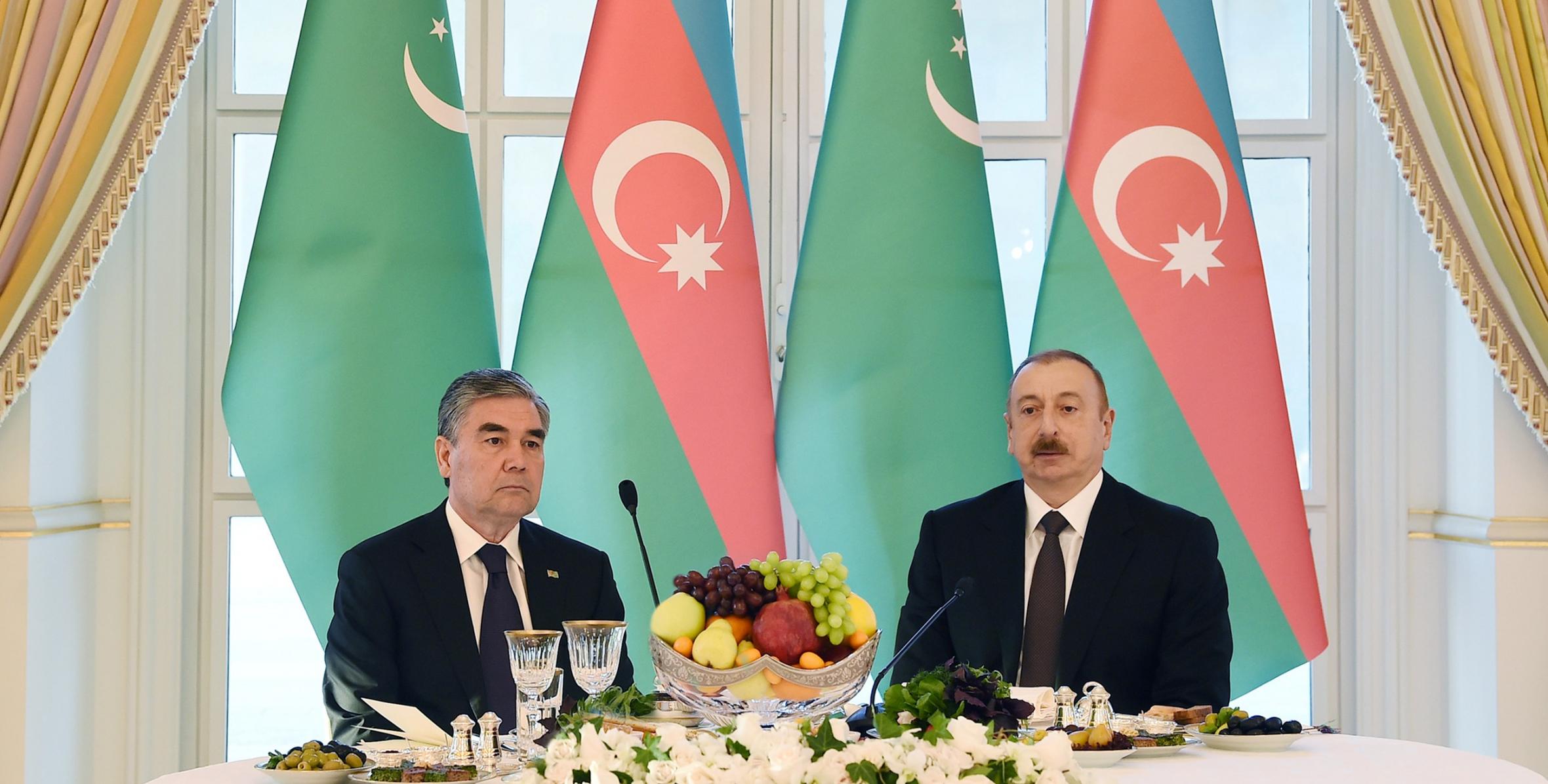 Ильхам Алиев дал официальный прием в честь Президента Туркменистана Гурбангулы Бердымухамедова