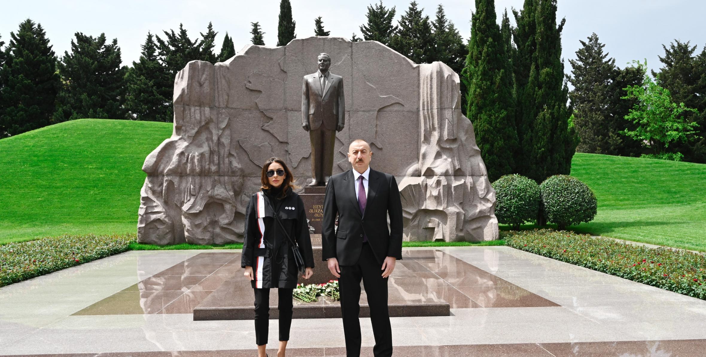 Ильхам Алиев и первая леди Мехрибан Алиева посетили могилу великого лидера Гейдара Алиева