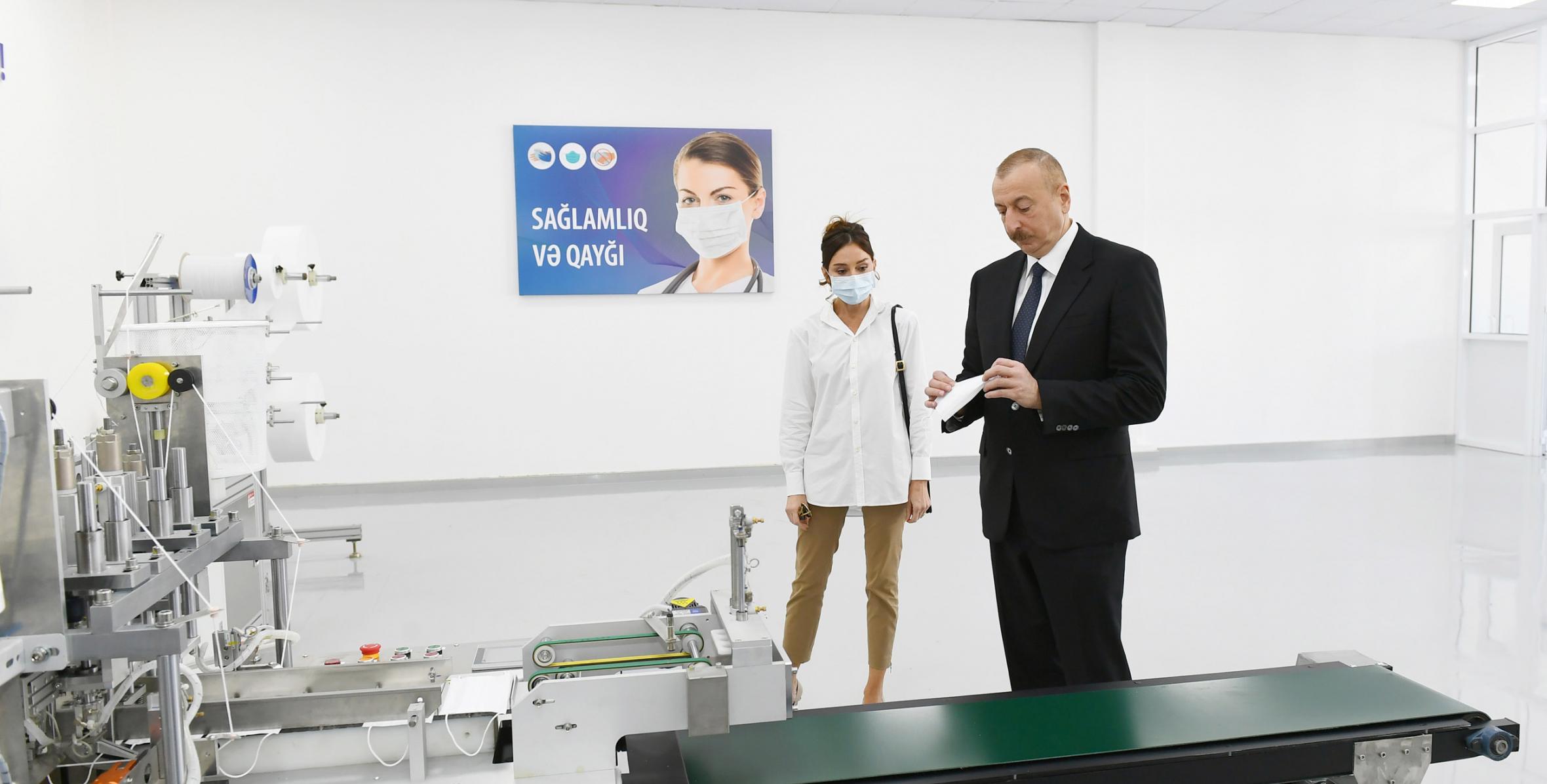Ильхам Алиев принял участие в открытии фабрики медицинских масок и функционирующего при швейной фабрике предприятия по производству защитных комбинезонов OOO Gilan Tekstil Park