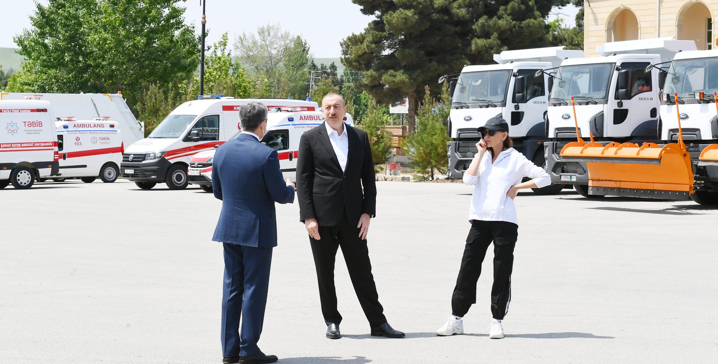 Ильхам Алиев ознакомился с транспортными средствами и специальной техникой, выделенными для Шамахинского района