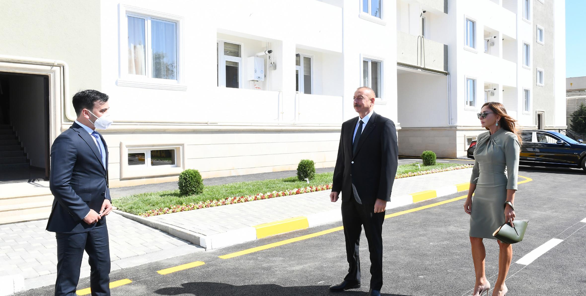İlham Əliyev Buzovnada yenidən qurulan yataqxana binasının açılışında iştirak edib