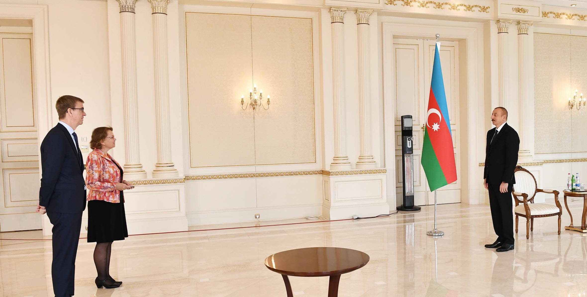 Ильхам Алиев принял верительные грамоты новоназначенного посла Нидерландов в Азербайджане