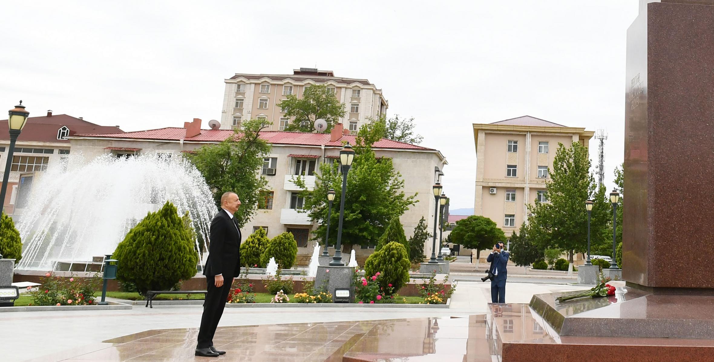 Ilham Aliyev visited statue of national leader Heydar Aliyev in Nakhchivan