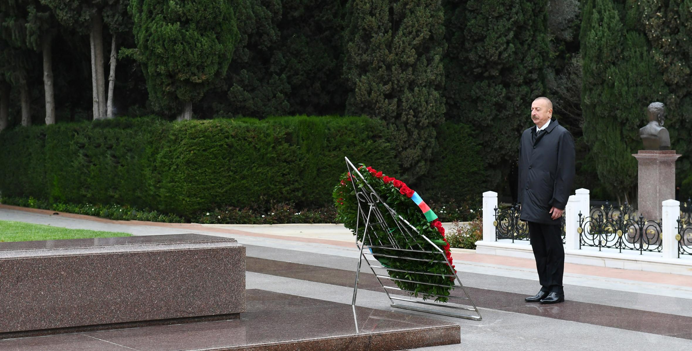 Ильхам Алиев посетил могилу великого лидера Гейдара Алиева