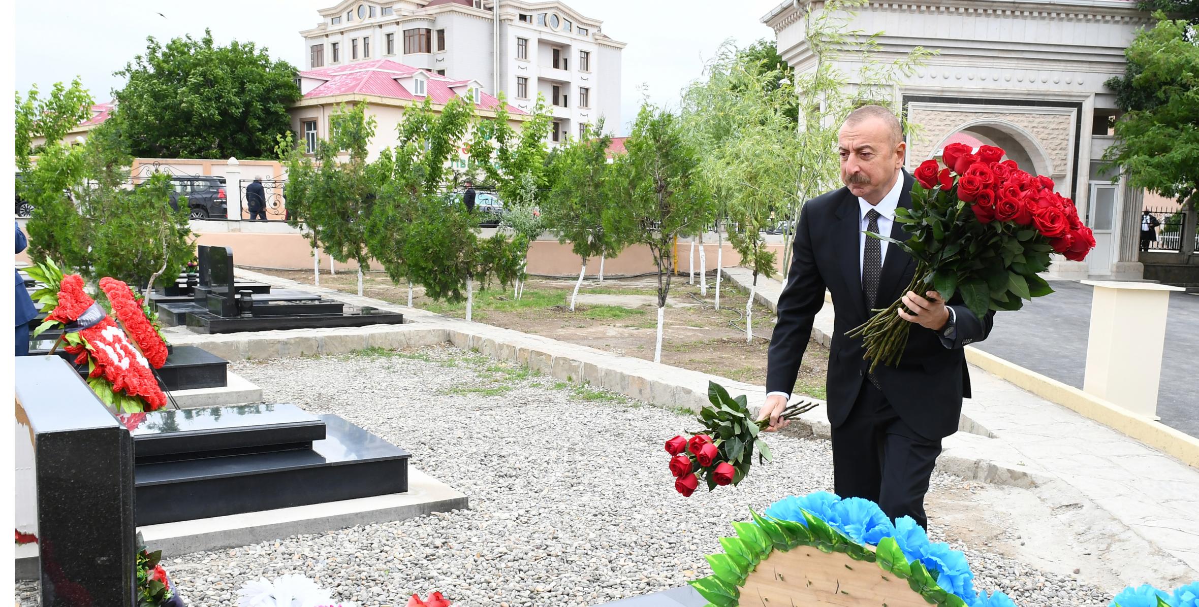 Ильхам Алиев посетил могилы шехидов Отечественной войны на Нахчыванском городском кладбище