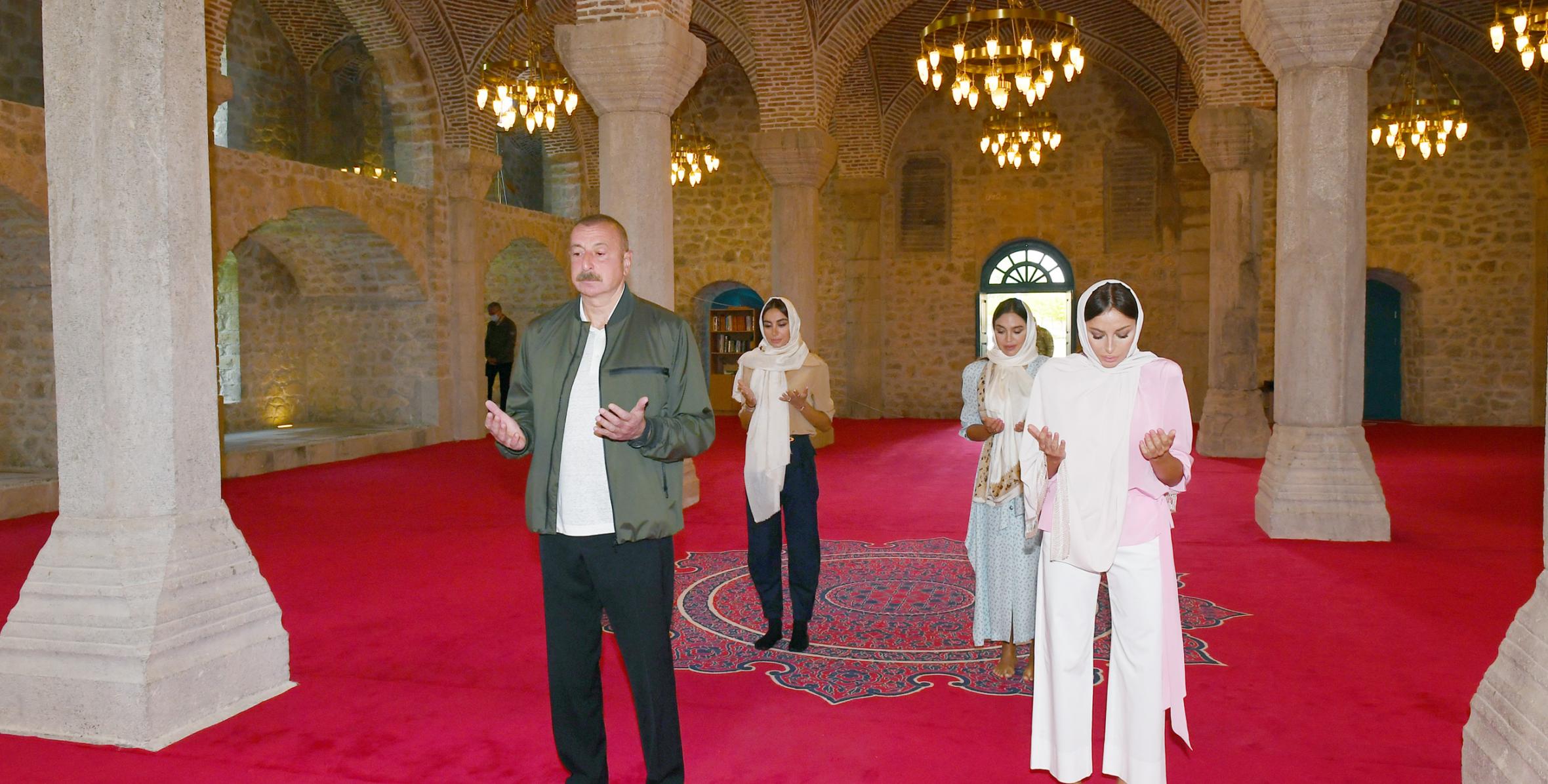 Ильхам Алиев побывал в мечети Юхары Гевхарага в Шуше