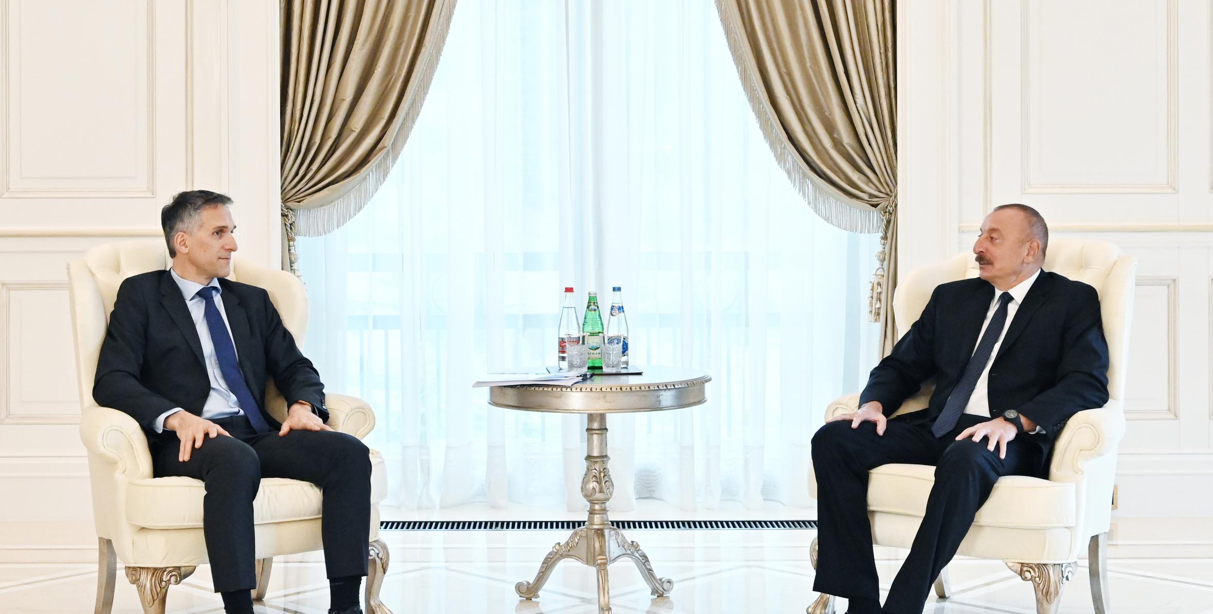Ильхам Алиев принял генерального исполнительного директора и других представителей компании Signify