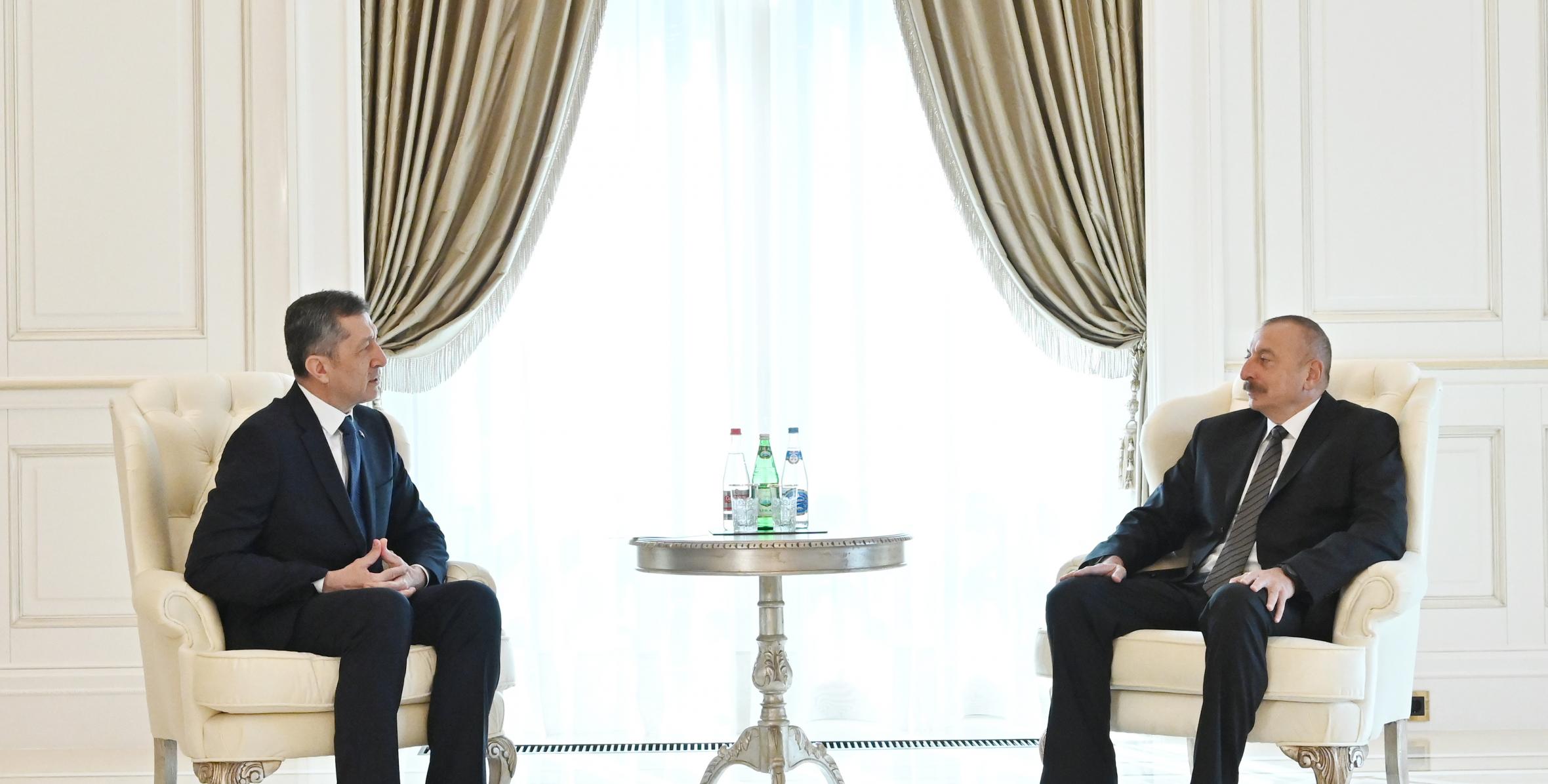Ильхам Алиев принял министра национального образования Турции