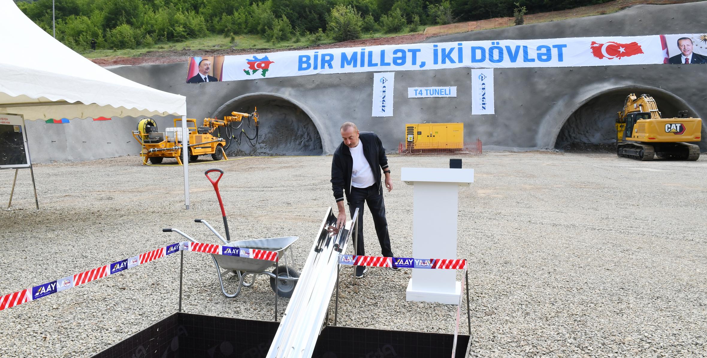 Ильхам Алиев заложил фундамент тоннеля, который будет построен на автомобильной дороге Ахмедбейли-Физули-Шуша