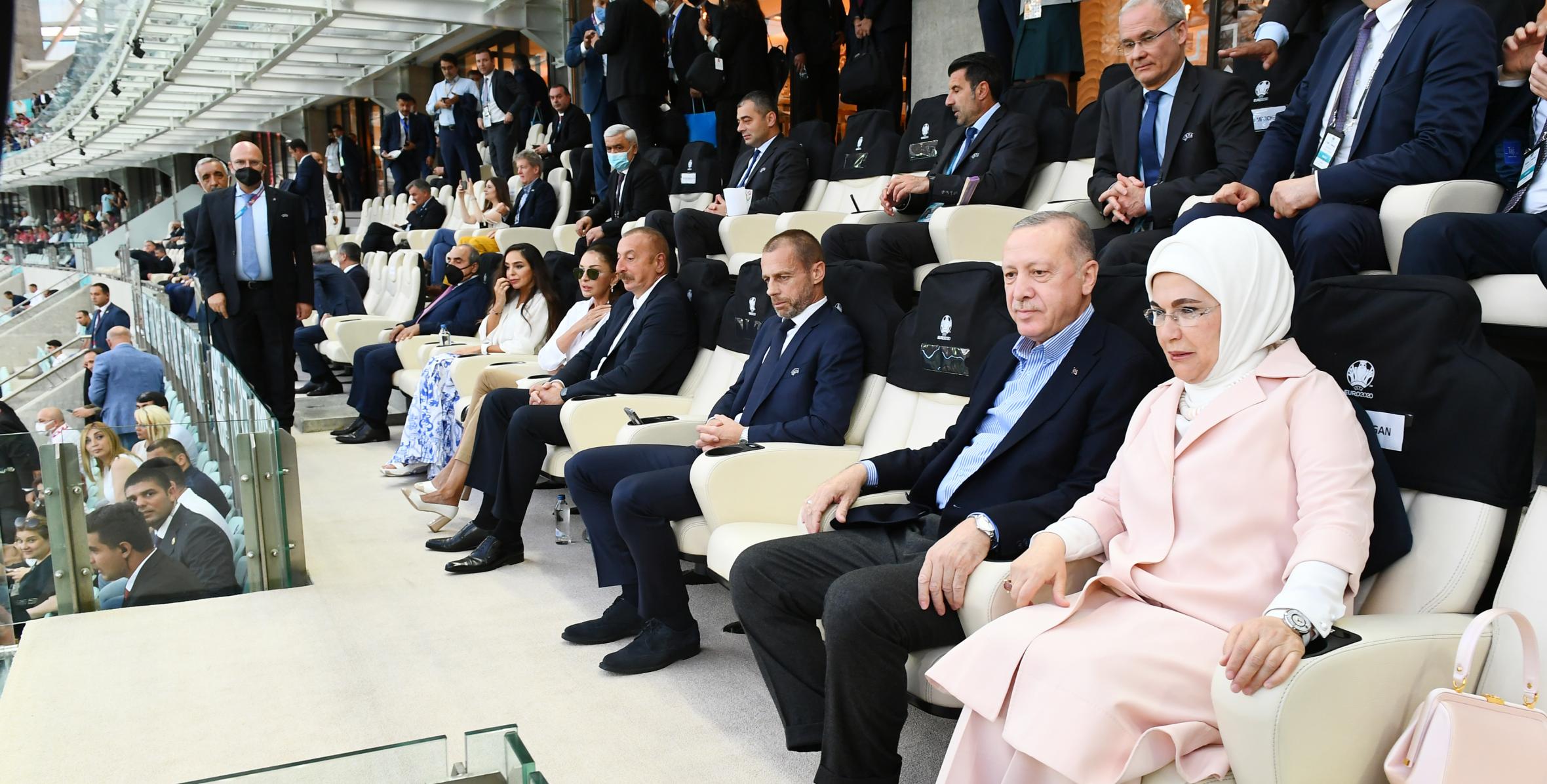 На Бакинском Олимпийском стадионе состоялся матч финального этапа чемпионата Европы между сборными Турции и Уэльса На матче присутствовали президенты Азербайджана и Турции