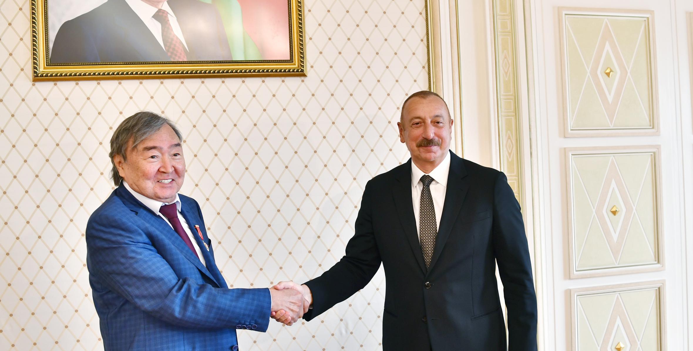 Ильхам Алиев принял выдающегося казахского поэта и общественного деятеля Олжаса Сулейменова