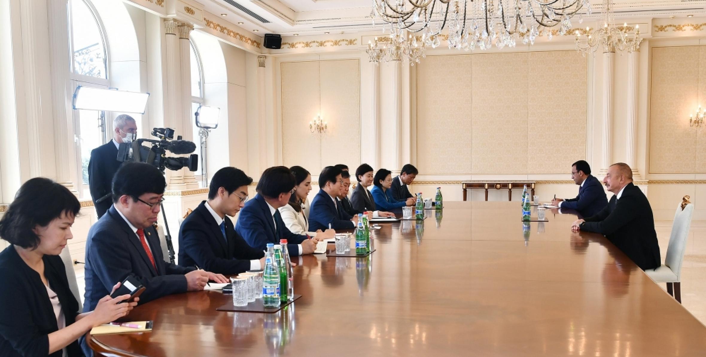 Ильхам Алиев принял делегацию во главе с председателем Национального собрания Республики Корея
