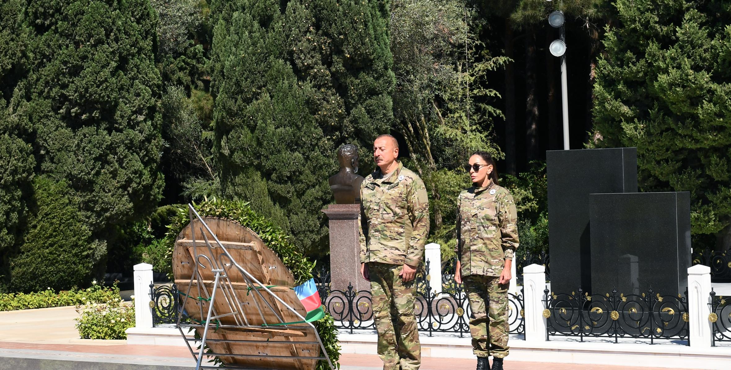 Ильхам Алиев и первая леди Мехрибан Алиева посетили на Аллее почетного захоронения могилу великого лидера Гейдара Алиева