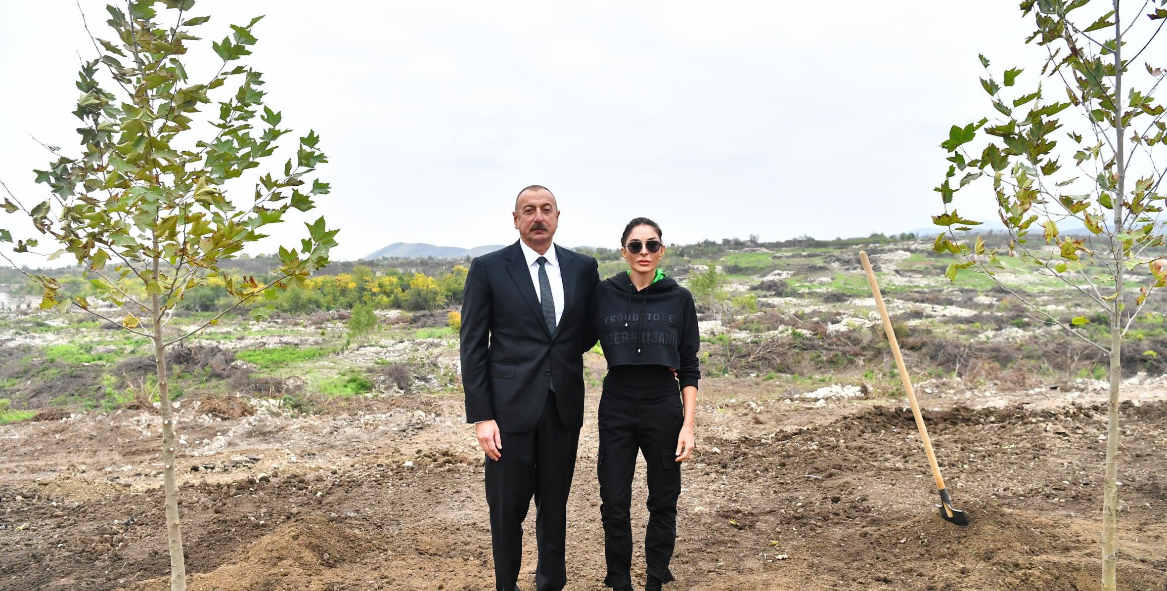 Ильхам Алиев и первая леди Мехрибан Алиева посадили деревья в Центральном городском парке в Физули
