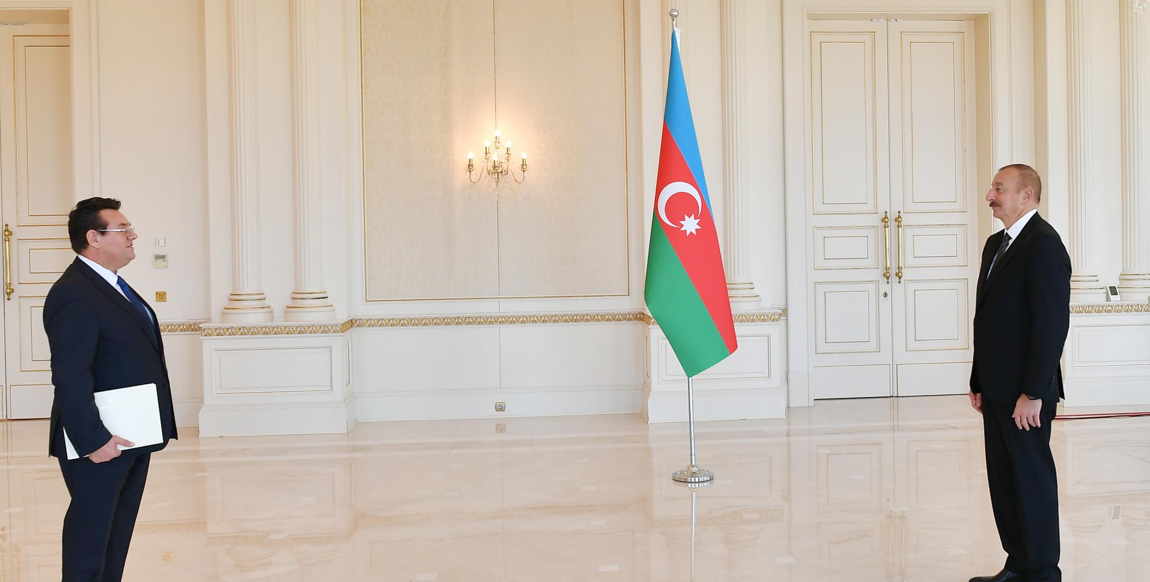 Ильхам Алиев принял верительные грамоты новоназначенного посла Румынии в Азербайджане