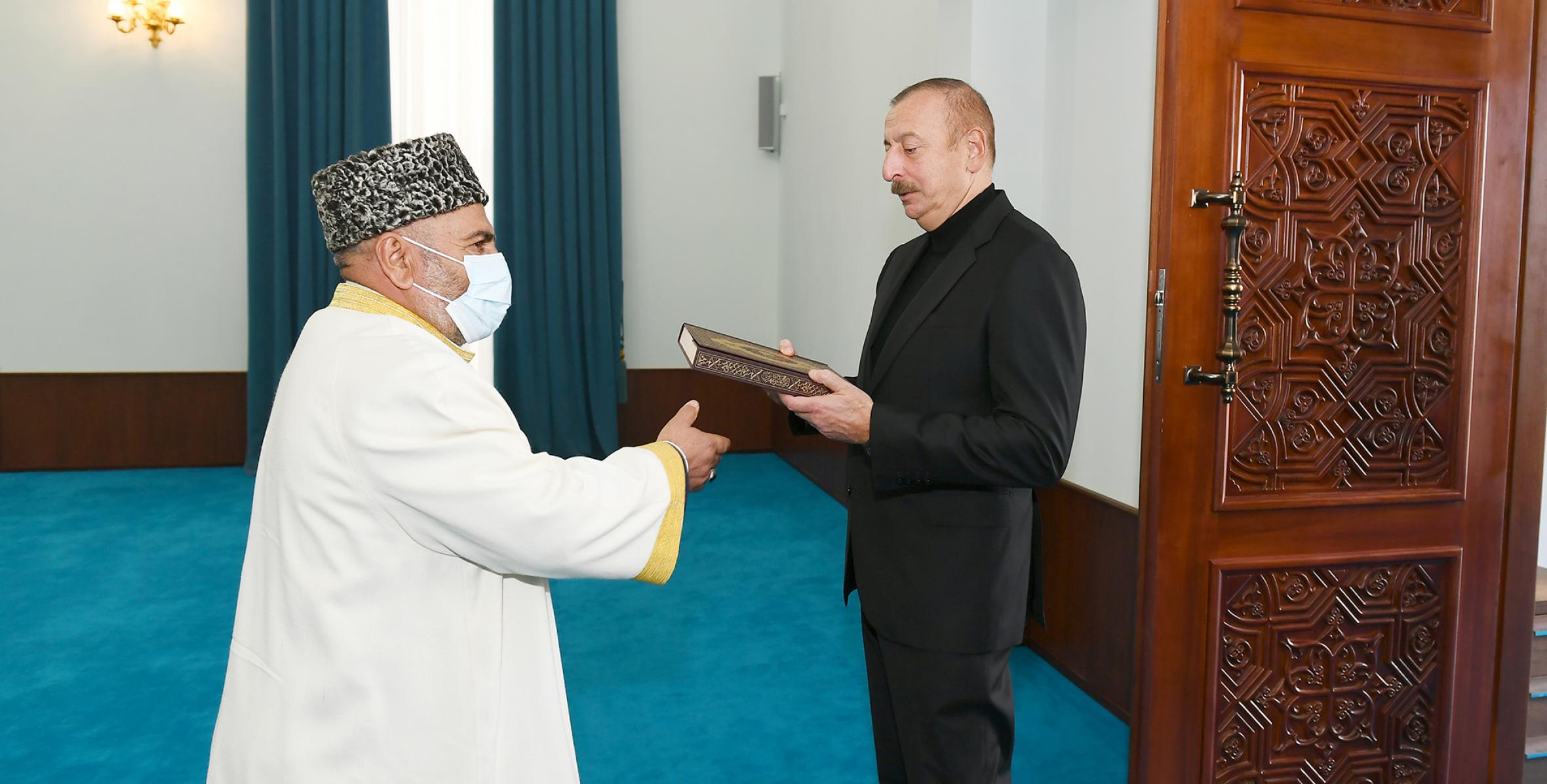Ильхам Алиев и Первая леди Мехрибан Алиева приняли участие в открытии после реставрации и реконструкции комплекса святилища-мечети Пирсаат Баба в Шамахе
