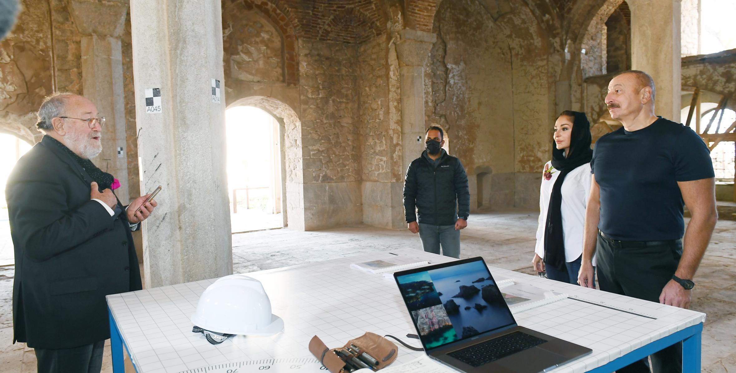 Ильхам Алиев и первая леди Мехрибан Алиева ознакомились с восстановительными работами, проводимыми Фондом Гейдара Алиева в мечети Ашагы Говхар Ага в Шуше