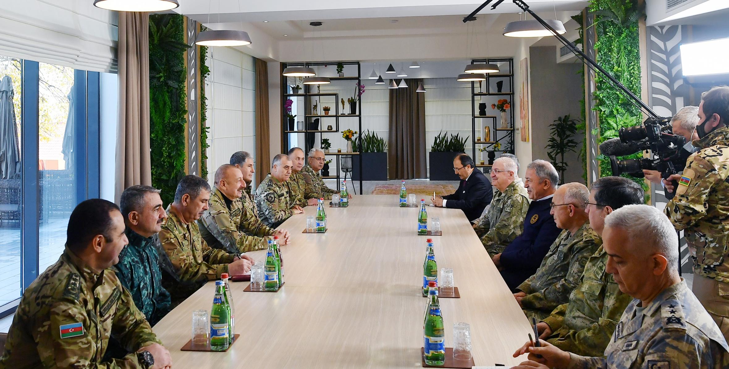 Ильхам Алиев принял делегацию во главе с министром национальной обороны Турции Хулуси Акаром