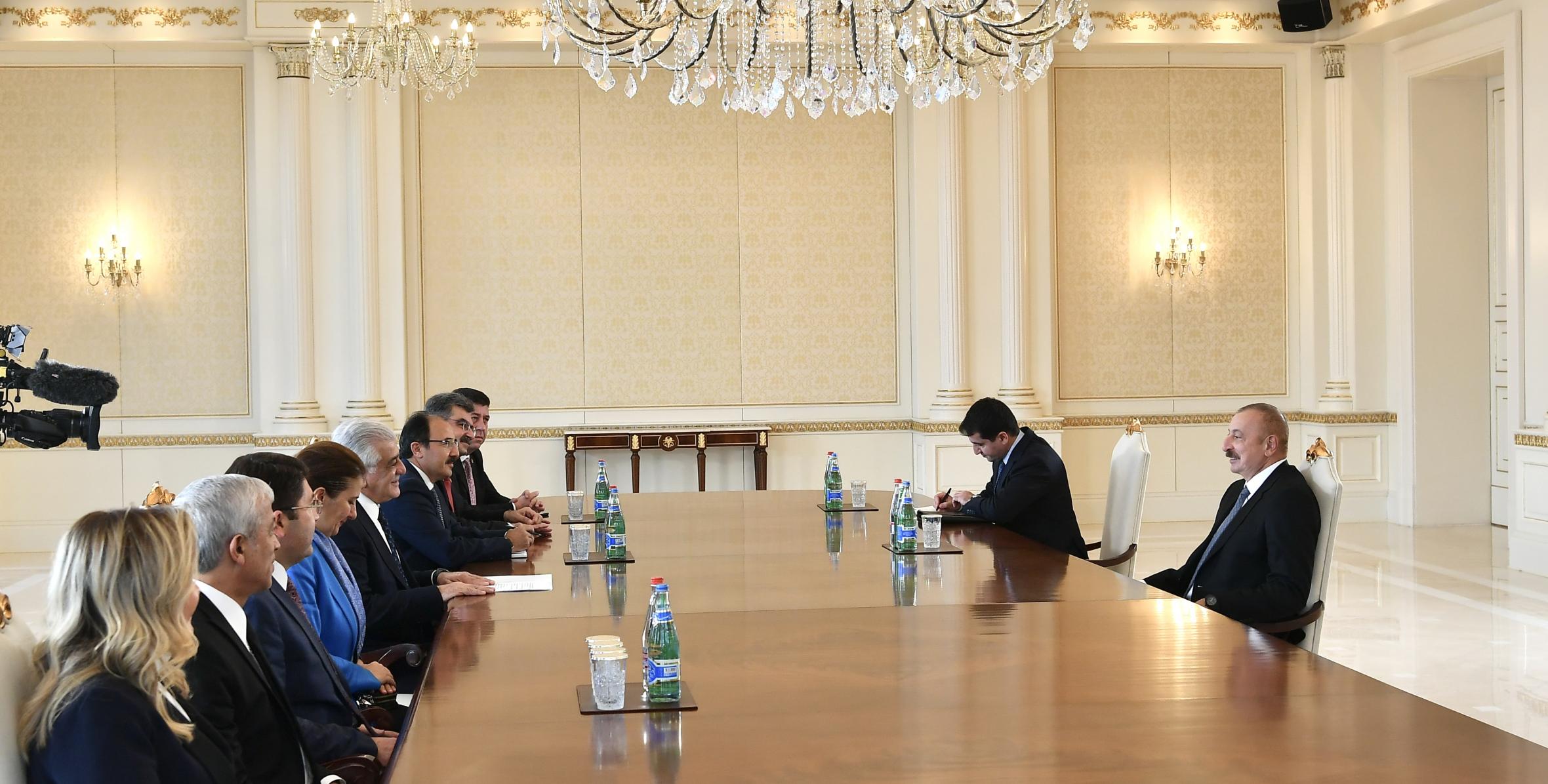Ильхам Алиев принял делегацию во главе с руководителем турецко-азербайджанской межпарламентской группы дружбы