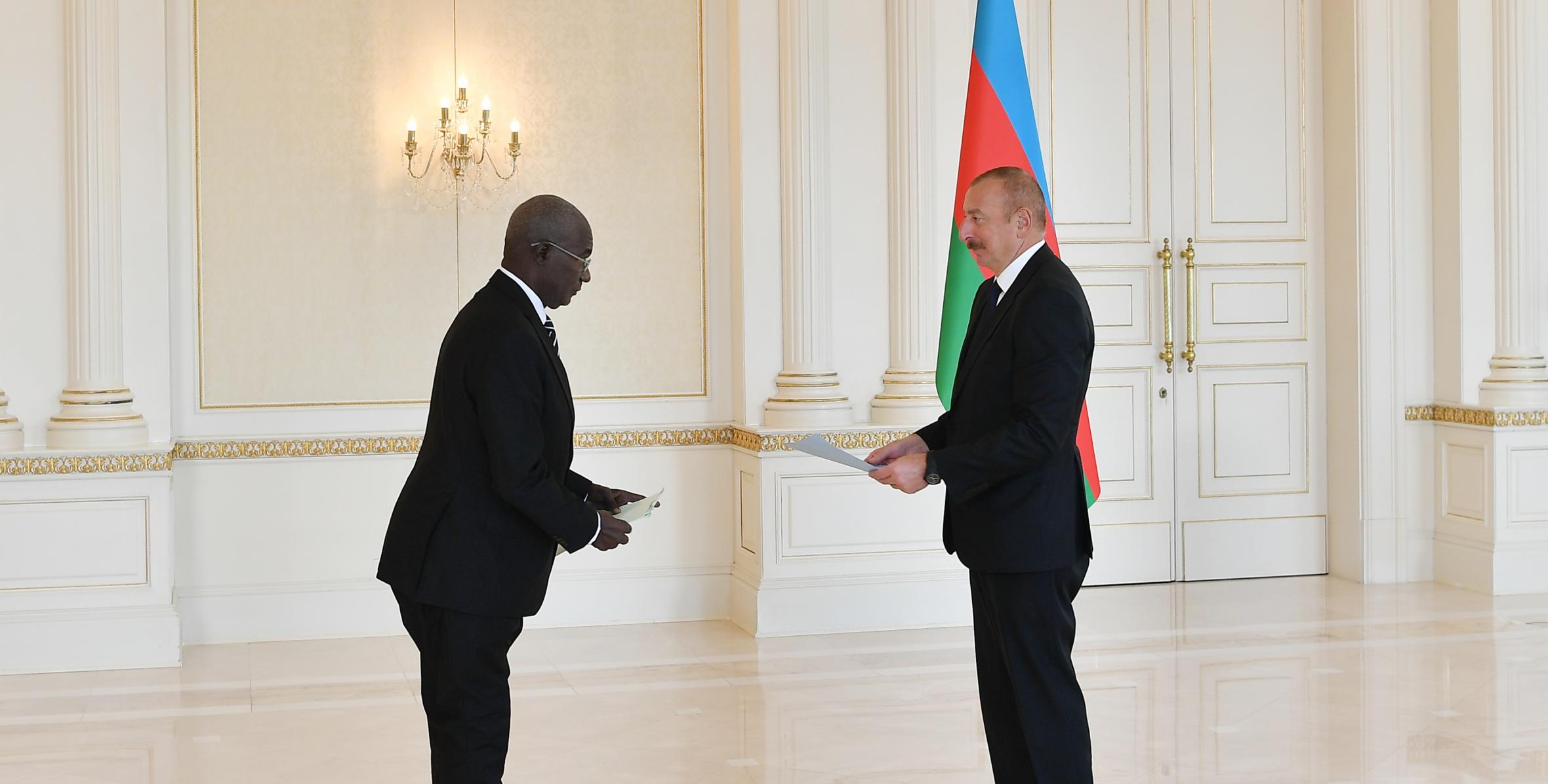 Ильхам Алиев принял верительные грамоты новоназначенного посла Уганды в нашей стране