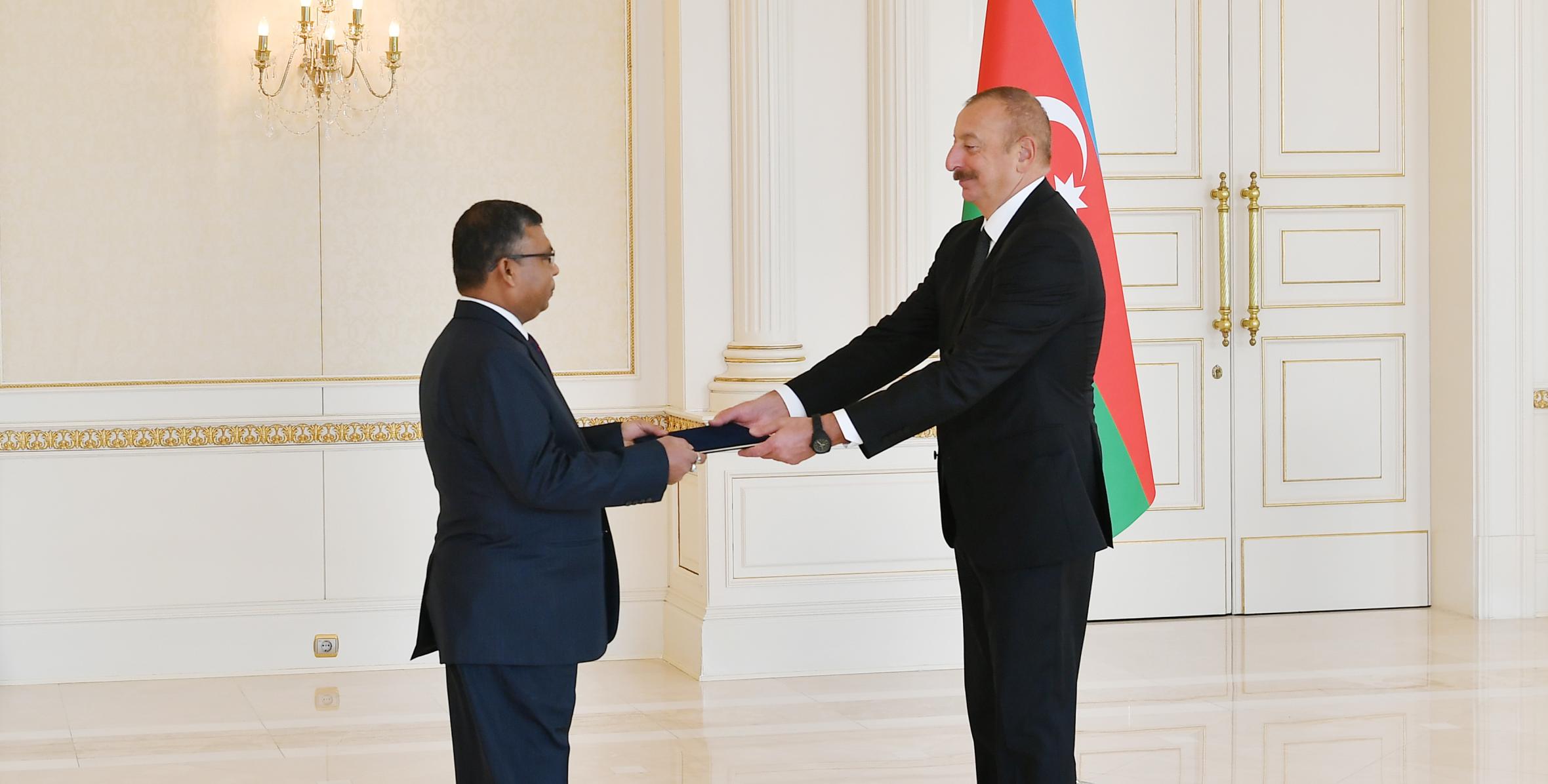 Ильхам Алиев принял верительные грамоты новоназначенного посла Бангладеш в нашей стране