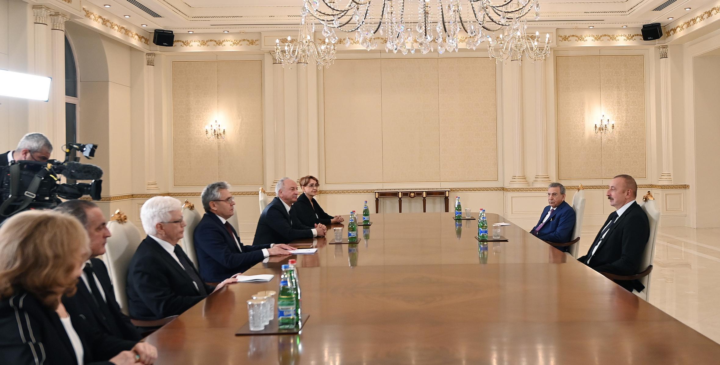 Ильхам Алиев принял делегацию во главе с президентом Российской академии наук