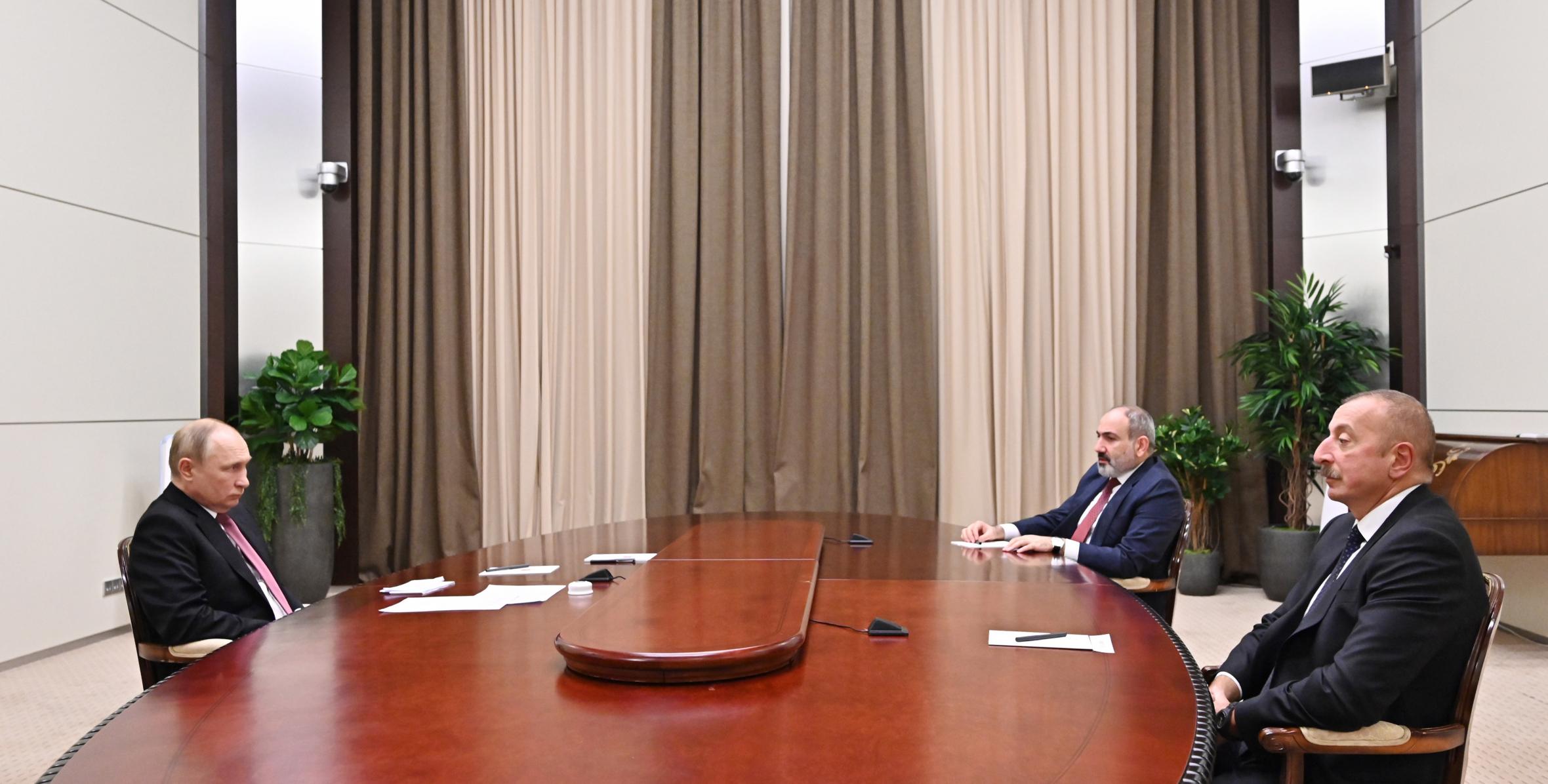 В Сочи состоялась трехсторонняя встреча между Президентом России Владимиром Путиным, Президентом Азербайджана Ильхамом Алиевым и премьер-министром Армении Николом Пашиняном