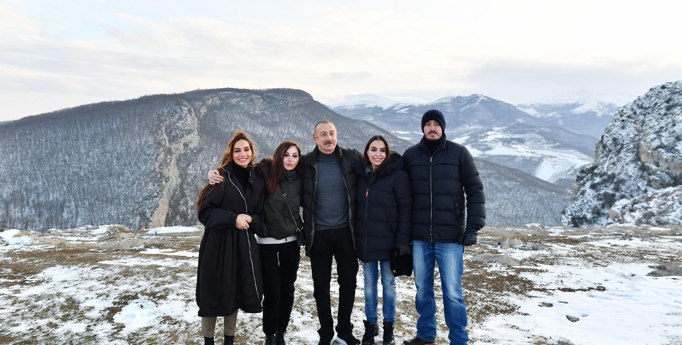Ильхам Алиев, первая леди Мехрибан Алиева и члены их семьи посетили город Шуша