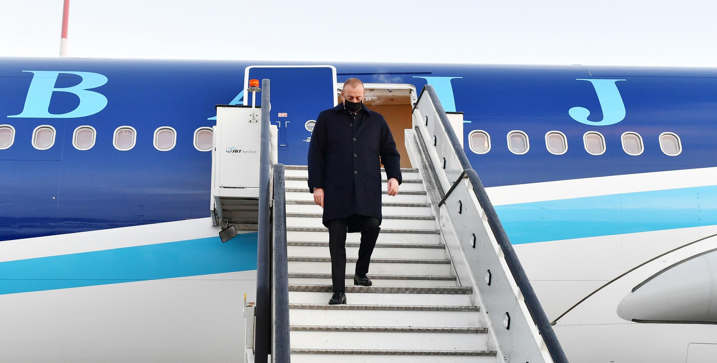 Ilham Aliyev arrived in St. Petersburg for visit