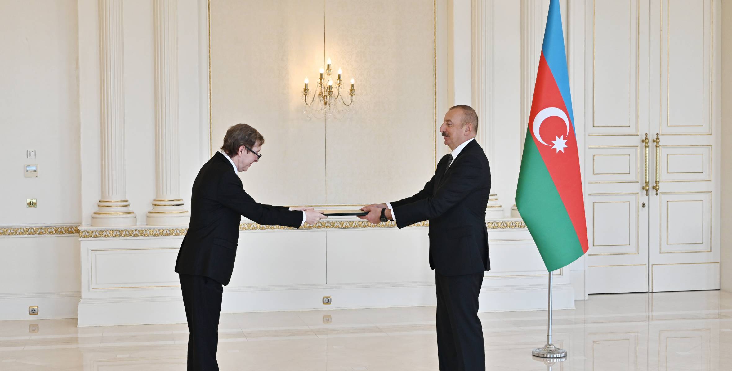 Ильхам Алиев принял верительные грамоты новоназначенного посла Алжира в Азербайджане
